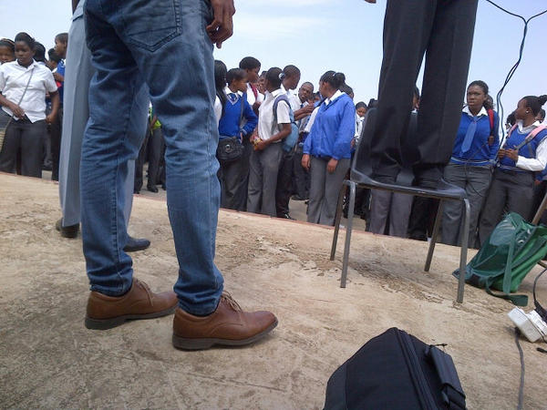 Yusuf_Talia's tweet image. At Willomead school in lenasia south distributing #projectIQra packs, tons of excitement