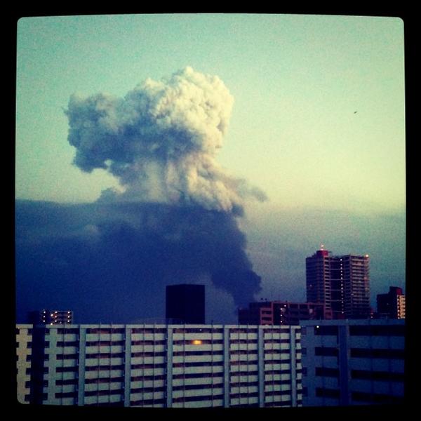 ３１１当日、ボクは千葉に住んでおりまして、市原コンビナート爆発のニュースの前に、窓から黒煙が上がってるのが見えたので、一応証拠写真として写真撮影してみたものです。写真参照 <a href="/teatree_ft/">m.furuTa (ウルビア大好き)</a> @cvc7 うん、よく見つかったね。