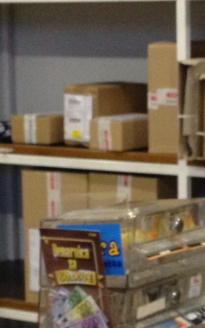 ItaqRina's tweet image. Slabo se vidi, ampak tisto belordece so Top Shop paketi. Je jih se vec. Vedno, ko pridem na posto se cudim ...#manymany