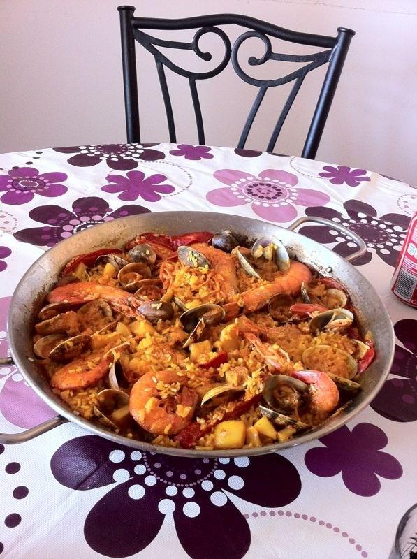 ivanforte6's tweet photo. Para ser la primera paellica de mi gorda @eli1987_ no tiene mala pinta!! Como me cuida... No me puedo quejar http://t.co/Ubc0dbd0