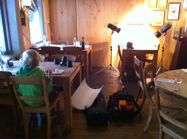 Mooie eetfoto's gemaakt bij <a href="/eilandkeuken/">Eilandkeuken Texel</a>. Studio mee. Zo leuk zoonlief eet de borden leeg. Resultaat eerdaags te zien!