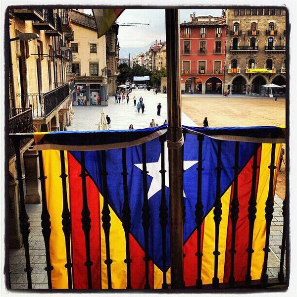 gerardeluxe's tweet photo. L'estalada ja penja del balcó de l'ajuntament. Ja era hora senyor alcalde... #iaraque? http://t.co/MKf3CrSH