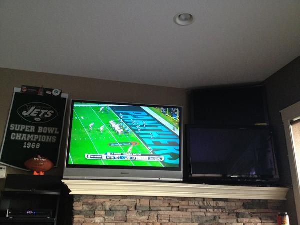 kellilouise_'s tweet image. Pops is ready for football season #3tvs #3games #manheaven