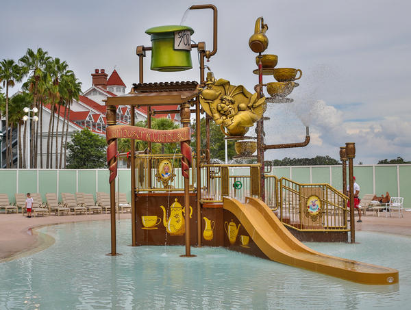 easywdw's tweet photo. This Grand Floridian water feature is so precious! Want to take it home and sip scotch in the hat! http://t.co/tXfvqZm2 http://t.co/nF3kSH7b