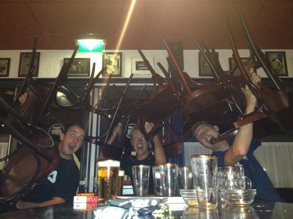 JMdeGROOT's tweet photo. H2shiners in de bar! #bijnaweekend http://t.co/41suGux