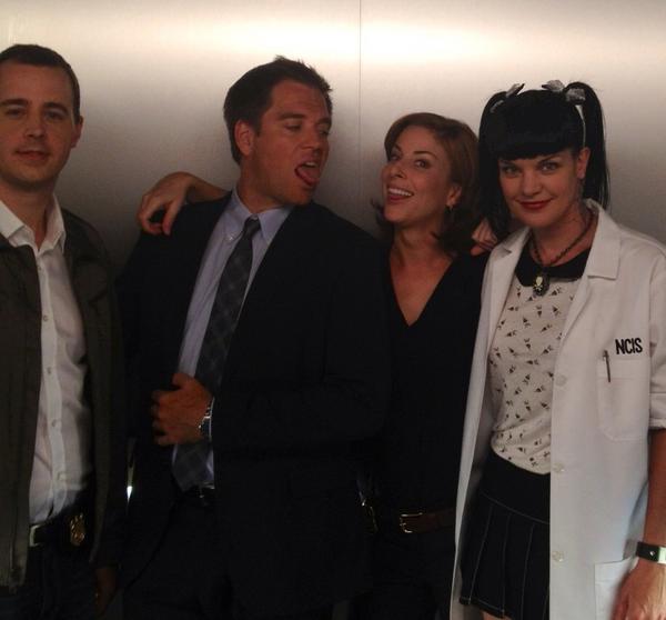 DianeNeal's tweet image. @PauleyP I like this one too. You and @SeanHMurray so nonplussed while @M_Weatherly and I air tongue. Again.