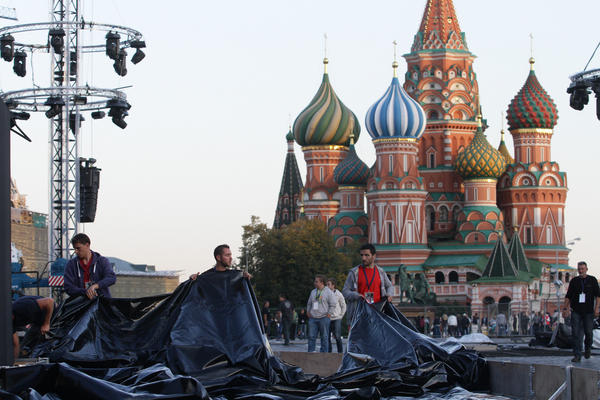lightfestru's tweet photo. Наша интернациональная команда монтирует бассейн #lightfest http://t.co/1g70i411