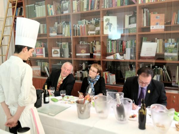 lapayet's tweet image. Le jury en dégustation lors du concours jeunes talents organisé par la FFVA pour la fête de la gastronomie #FFVA