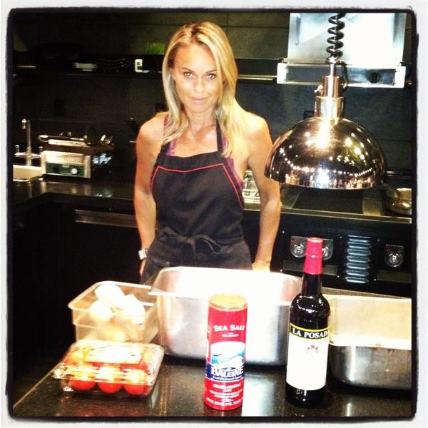 cecile2menibus's tweet photo. Petit atelier cuisine! La recette du #Gaspacho par #SteveBenjamin le chef de l'Atelier de #JoelRobuchon #LasVegas! http://t.co/sHUFJbWv