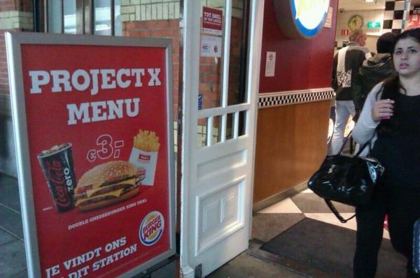 Merthe of media??LOL! Burger King Groningen speelt ook in op #projectx in #Haren en heeft een feestmenu.  via <a href="/LuisvGaal/">Luis van Gaal</a>
