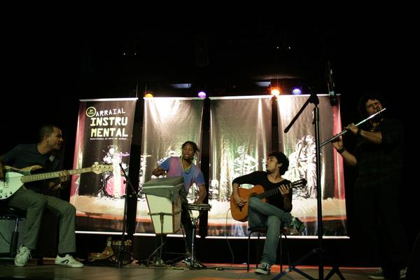 Rivotrill tocando agora no Teatro Arraial