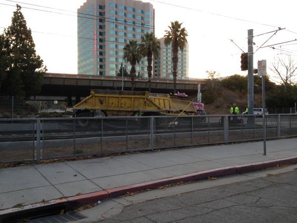 svtransitupdts's tweet image. Cause of #VTA light rail delays. MT @chenthony: a photo of the overturned truck onto the tracks @ park/delmas  #scvta