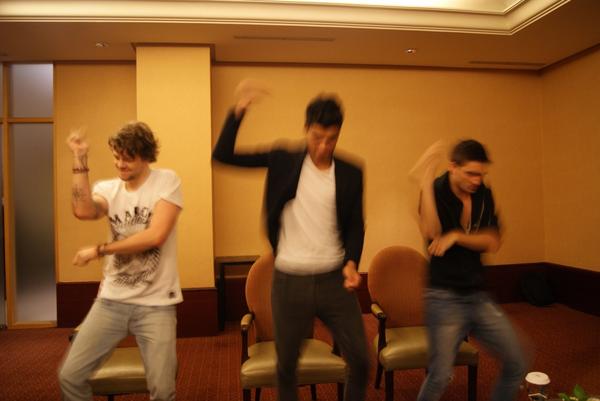 CreativeDisc's tweet photo. [pics] Siva, Jay, Tom menari "Gangnam Style" ketika interview bareng kita kemarin. cc @TWFanmilyIndo @TheWantedID http://t.co/DSaDM9LF