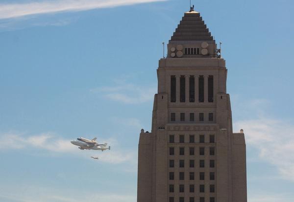 minnend's tweet photo. #spottheshuttle Endeavour passing by LA City Hall http://t.co/Fesvy5oQ