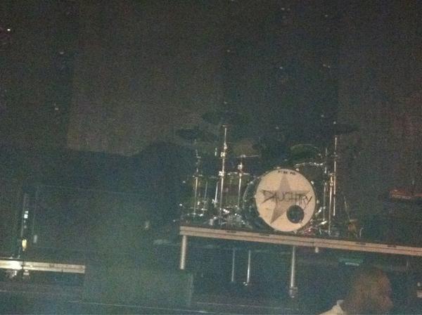 HellYeahMaaNonu's tweet photo. 3rd row not bad hu? First daughtry and afterwards NICKELBACK http://t.co/H7vBIEVD