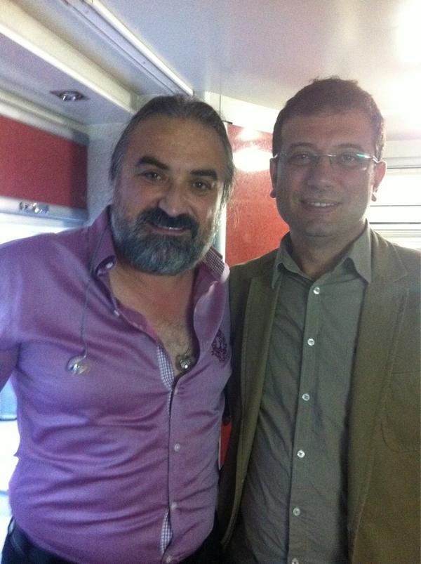 Dostlukla beraber elele Volkan konak la beraber Barış için selam olsun