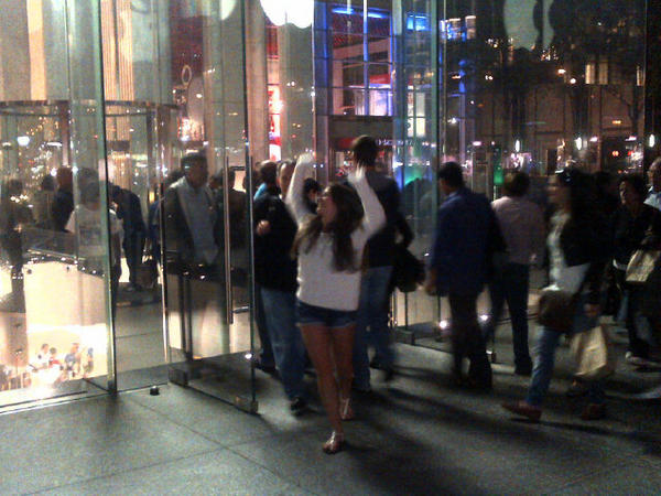 TodaysEq's tweet photo. People still lining up at the 5th Ave Apple Store for the new Iphone!!! http://t.co/x0Kokcew