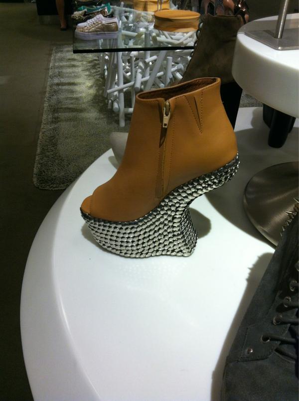 veeepham's tweet image. What the fuck is this? #notashoe