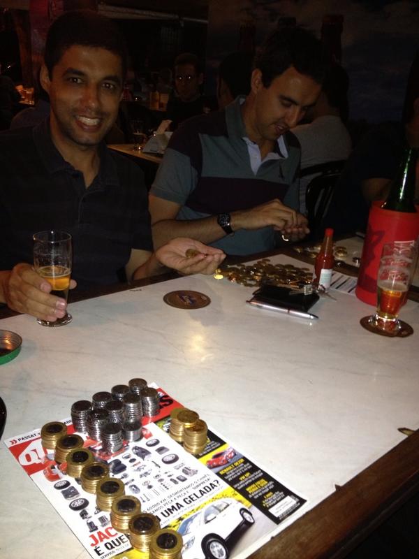 eduardosuski's tweet photo. "Dá uma moeda aí Tio?"  "Não tenho não!" http://t.co/a9R7oa3e