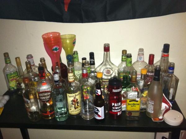 FuckingChach's tweet image. Been here for about a month #functioningalcoholic @Curry_Says @Elliooott @GregoryDM @CodyLeeAdams