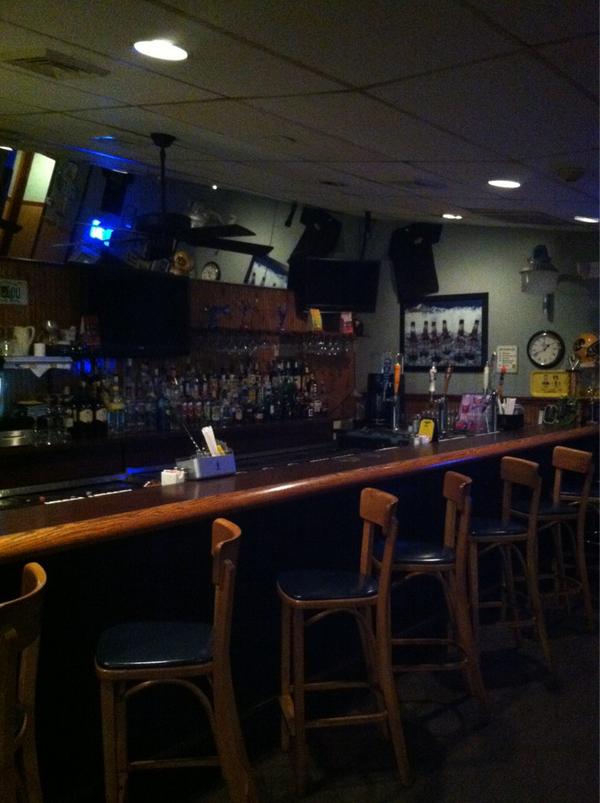 GoldysGoldys's tweet image. Don't forget to come check out our newly renovated bar!!