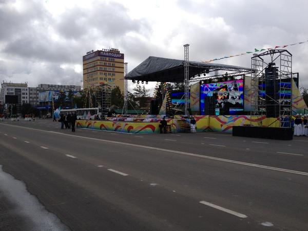 bralintalgat's tweet photo. #ПавловаCity сцена и парад, все как нужно, кроме зрителей))) http://t.co/7qi7CJeB
