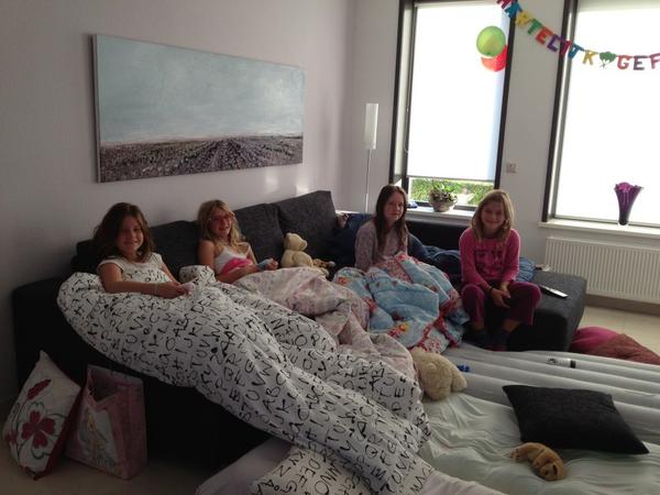 Iedereen is weer wakker, er is geen bom ontploft #slaapfeestje