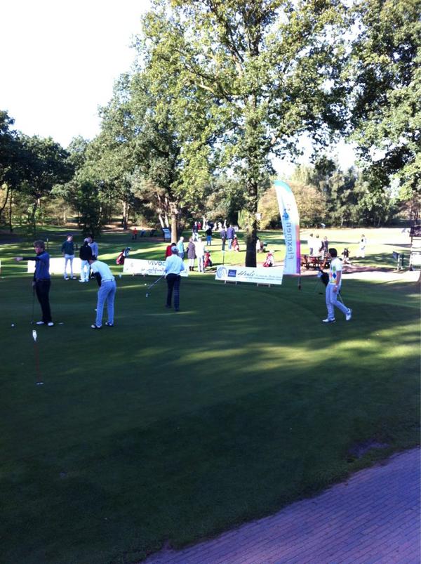 HanSchwarte's tweet photo. #onjo12 gezzelig druk op het 1e ONJO Golftoernooi. Zels het weer werkt mee. http://t.co/oCm167pz