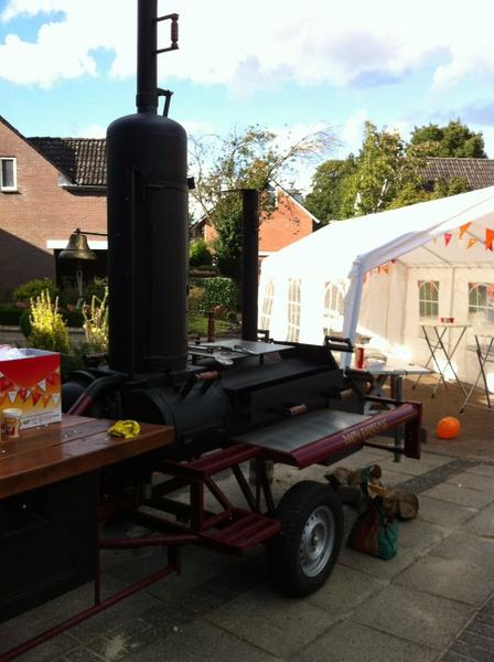 frankrekveld's tweet image. Zo! Wij zijn er klaar voor: tentje staat, bbq brand, biertjes koud... #zinin #buurtBBQ kamille