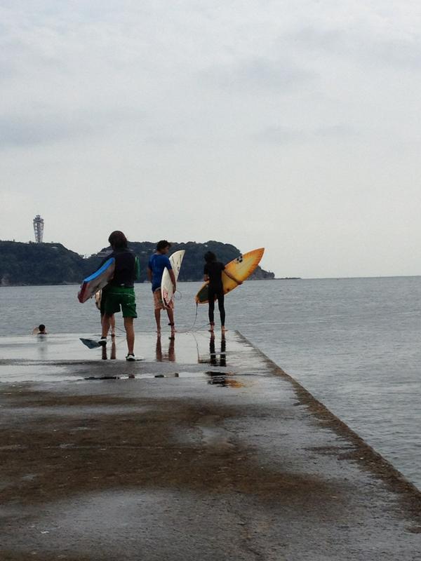 Sea617Sun919's tweet photo. 鵠沼です！マシーンウェーブのような防波堤横でキッズサーファー達はジャンプで入水🌊
   みんな 数十分前に知り合ったばかりなのにすぐに仲良し😊 http://t.co/fGQqp8Xk