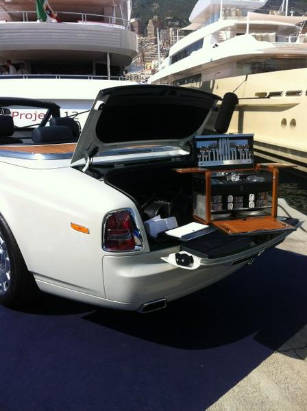 Pabbott's tweet image. Handy car to own for a picnic.