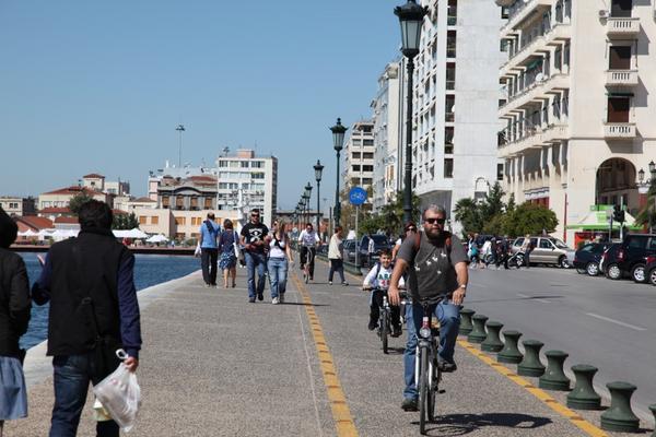 g_lefkos's tweet photo. Μικροί και μεγάλοι στον ποδηλατόδρομο της παλιάς παραλίας. Θεσσαλονίκη, σήμερα το μεσημέρι. http://t.co/tmFSktHH