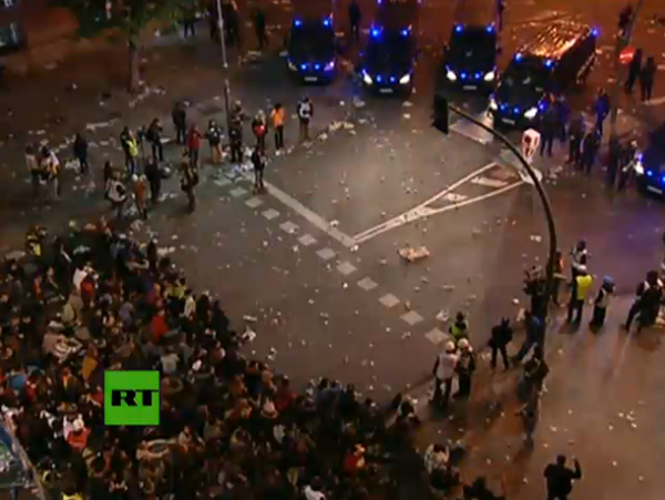 _NetFreedom_'s tweet image. Police is surrounding ~100 protesters @ #Neptuno #Madrid #Spain #LetThemGo #Vamos29S #29S
