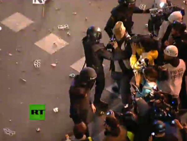 _NetFreedom_'s tweet image. Police moving the #Press away from the protesters @ #Neptuno #Madrid #Spain #29S #Vamos29S