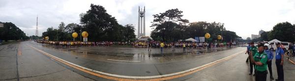 MMDA's tweet photo. RT @doblezeta: Quezon Memorial Circle corner Q.Ave as of 6:55am. #runforpasig @MMDA http://t.co/3eBGJDcn