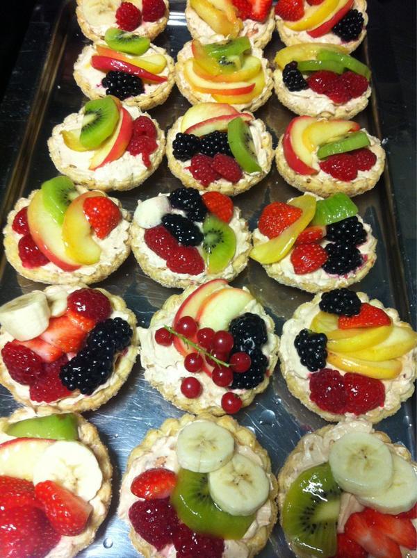 HotelBotterweck's tweet photo. Zelfgemaakte taartjes als desserts voor de gasten hun laatste avond #datwordtsmullen http://t.co/HXVnh7tU