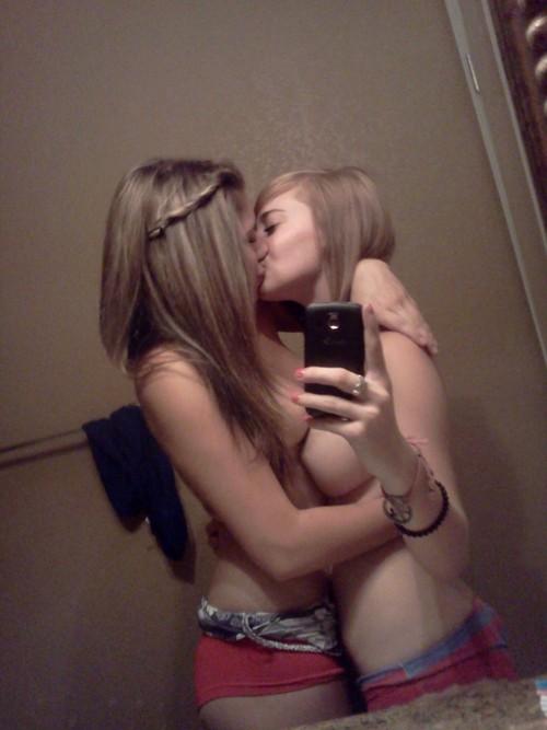 selfshotwh0res's tweet photo. i fucking love lesbians. #lesbians #kissing #topless #selfshot #teen http://t.co/nzdqgUkV