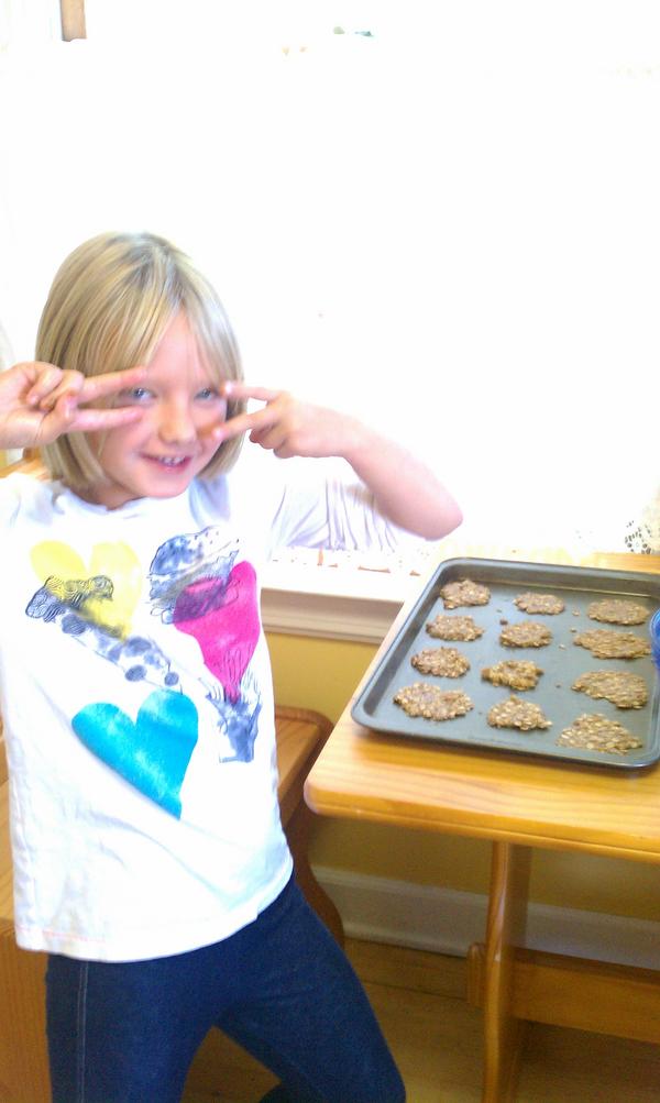 shorts1313's tweet photo. @StacyGSG flashing deuces while baking cookies http://t.co/zhcVdkNQ