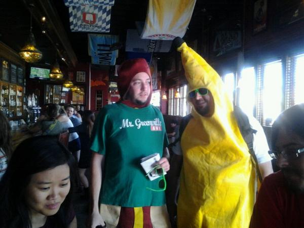 FunFunFunBIGD's tweet photo. Mr. Greenville Ave &amp; Mr. Banana! http://t.co/q9cXAnbQ
