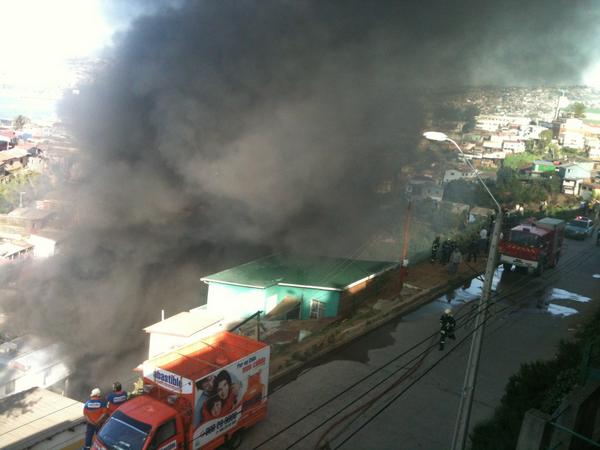 mireyacn's tweet photo. @biobio @Cooperativa @TVN incendio explosión 4 balones de gas cerro toro, camino cintura, valpo. Problemas con grifos http://t.co/0qWiMsDz