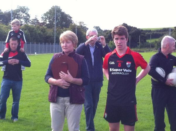 AghalooOfficial's tweet image. Connor Mullin waiting patiently as Roisin Jordan wants to hold onto the plaque #gracious #playedwell #betterinmidfield
