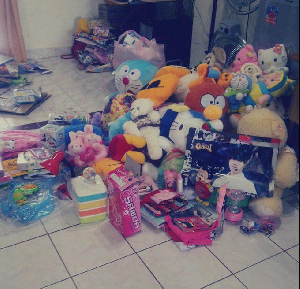 kyuhyuin's tweet photo. Amazing crazy presents, very lot of dolls (•̪┌┐•̪) http://t.co/JHjAsCGC