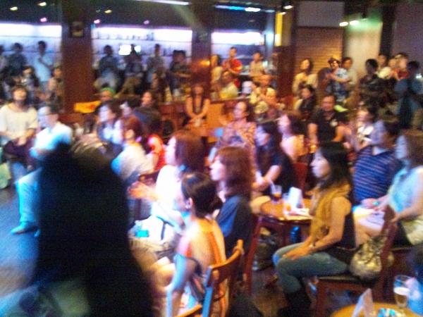 SON 四郎、初の広島ライブ！お客さんの心をｶﾞｯﾁﾘわしづかみ!!
素晴らしいかった？ 次呼ぶことになったらまた、見に来てくれますか？と質問～ 答えは゛行きますだそうです゛。