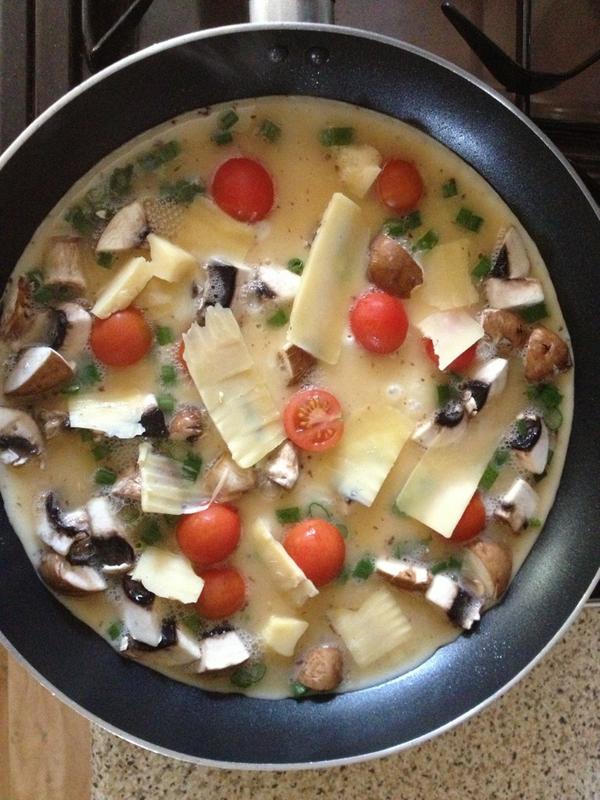 jdavo22's tweet image. This morning omelette 10egg whites,flaxseed,cheese,mushrooms,baby tomatoes,scallions #bulkprocess #trainingeatsleep