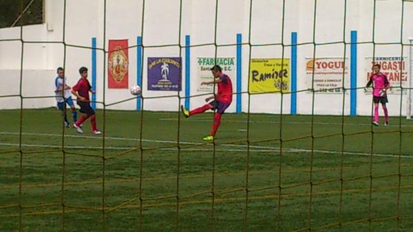 Paulaibade's tweet photo. En el campo de futbol @DaniaDebla http://t.co/77O1mbwE