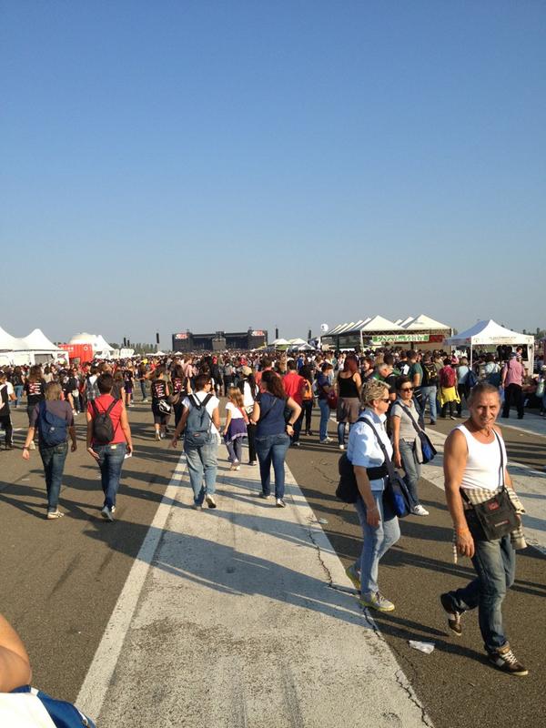 TCantalupi's tweet photo. Io ci sono campovolo FOR EVER http://t.co/cU9pQxlw