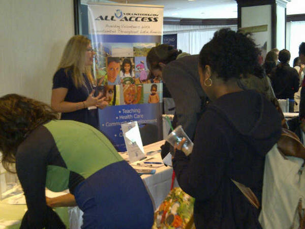 AAVolunteers's tweet photo. Kelly talking w/ some inspiring ppl at @GoGlobalExpo about #volunteerabroad opportunities in Latin America. #GoGlobal http://t.co/U9URIOKq