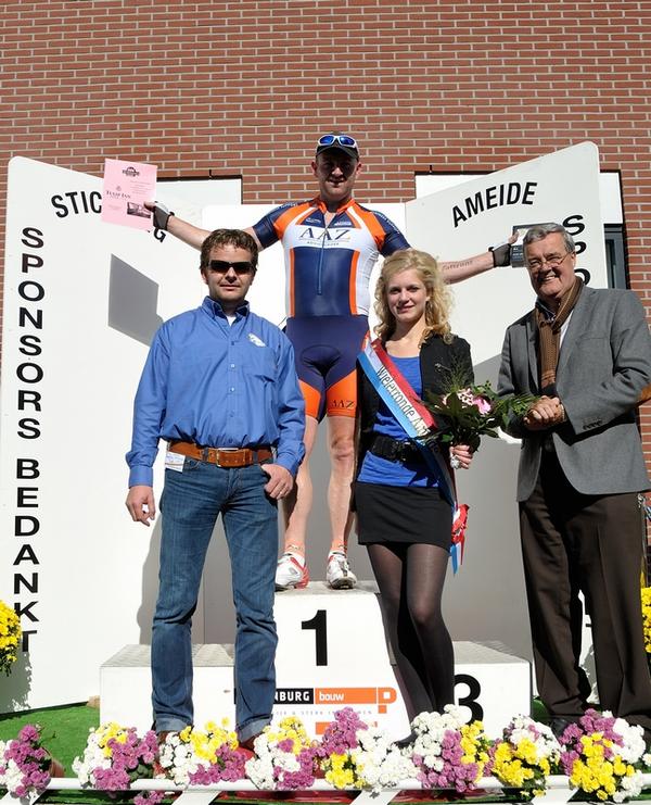 Burg. @coertvanee @GemZederik overhandigd superpremie @ACmeerkerk overnachting <a href="/tulipinnMRK/">Tulip Inn Meerkerk </a> #masters <a href="/rondevanameide/">St. Wielerronde Ameide</a>