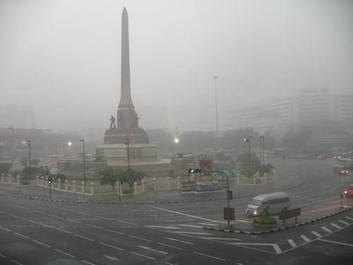 interpharma's tweet photo. อากาศช่วงนี้ฝนตกทุกวัน อย่าลืมดูแลตัวเองนะค่ะ http://t.co/m3BuIzsl