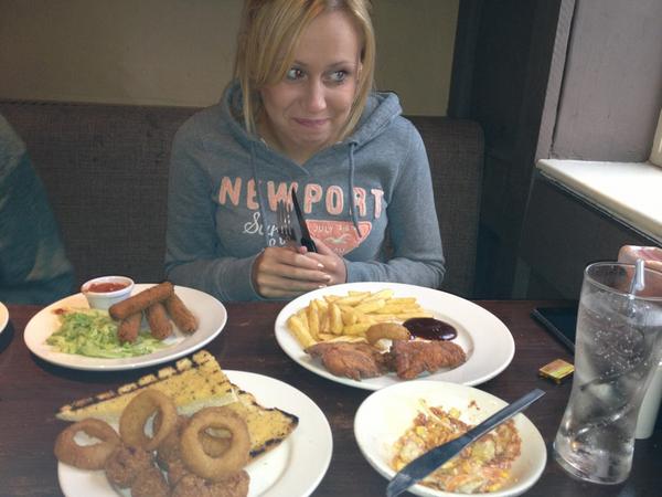 EmMorgan_'s tweet image. Chloe and her massive meal!!! #harvester #fourplates @ChloMorgan